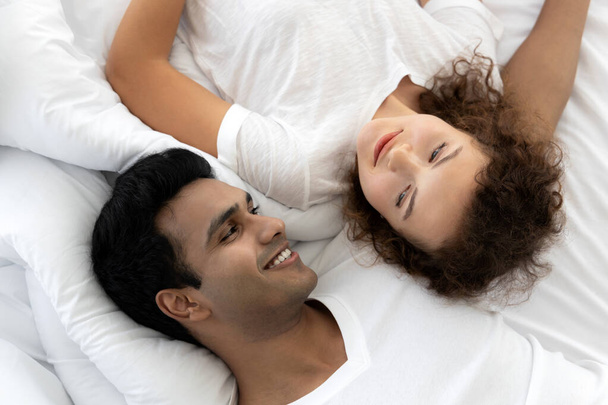 Widok z góry romantyczna para leżąca na łóżku w sypialni - Zdjęcie, obraz