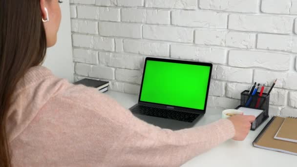 Frau zu Hause sieht Green Screen Laptop hören Lehrer Tutor Kaffee Tee trinken - Filmmaterial, Video