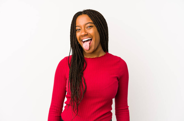 Νεαρή Αφροαμερικανή γυναίκα απομονωμένη αστεία και φιλική να προεξέχει από τη γλώσσα. - Φωτογραφία, εικόνα
