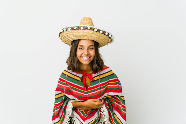 Joven mexicana aislada sobre fondo blanco riendo y divirtiéndose. - Foto, Imagen