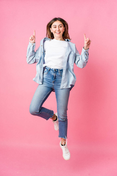 Young skater woman isolated on pink background - Photo, image
