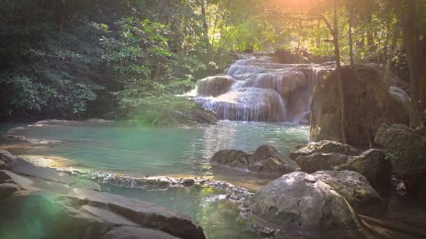 Erawan Falls mit einem Haufen Fische im Wasser ist ein berühmter Wasserfall von Kanchanaburi, Thailand. - Filmmaterial, Video