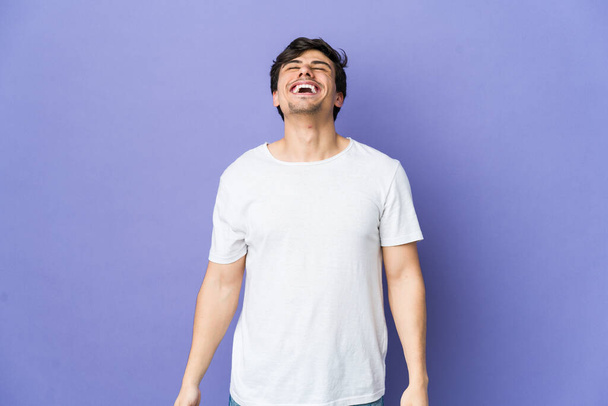 Молодой хладнокровный мужчина расслабленный и счастливый смех, с вытянутыми зубами на шее. - Фото, изображение