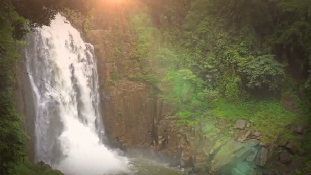 Wodospad Haew Narok to duży wodospad w głębokim lesie w Parku Narodowym Khao Yai, Tajlandia. - Materiał filmowy, wideo