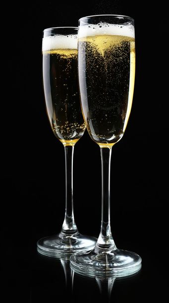 Glasses of champagne, on black background - Foto, afbeelding