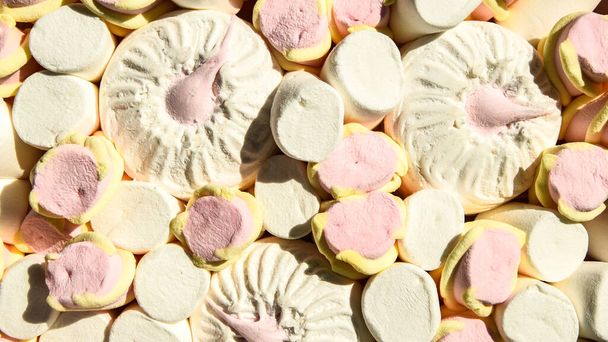 Πολύχρωμο Marshmallow Φόντο. Ιστορικό πολύχρωμων και διαφορετικών σχημάτων και μεγεθών ζαχαρωτών. Ιστορικό γλυκών - Φωτογραφία, εικόνα