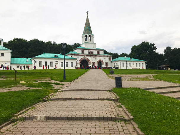 Front Gate Complex of Kolomenskoye lähellä Church of the Ascension, Moskova, Venäjä - Valokuva, kuva