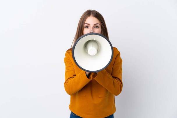 Jovem mulher sobre fundo branco isolado gritando através de um megafone - Foto, Imagem