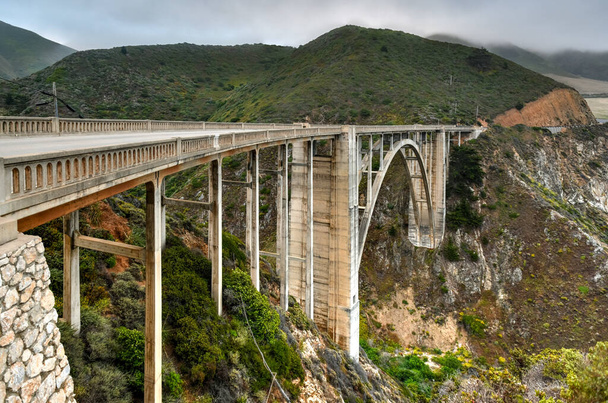 Bixby Bridge op de Pacific Coast Highway (snelweg 1) bij Big Sur, Californië, Verenigde Staten. - Foto, afbeelding