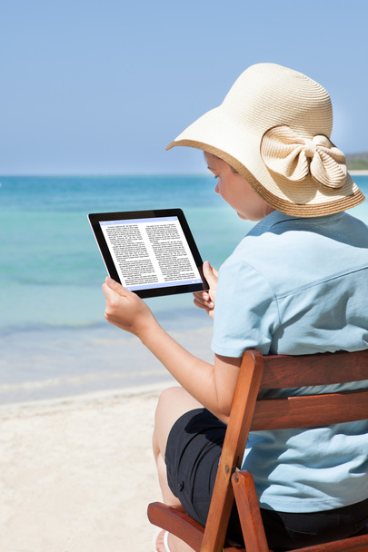 Woman Reading E-Book At Beach - Foto, Imagem