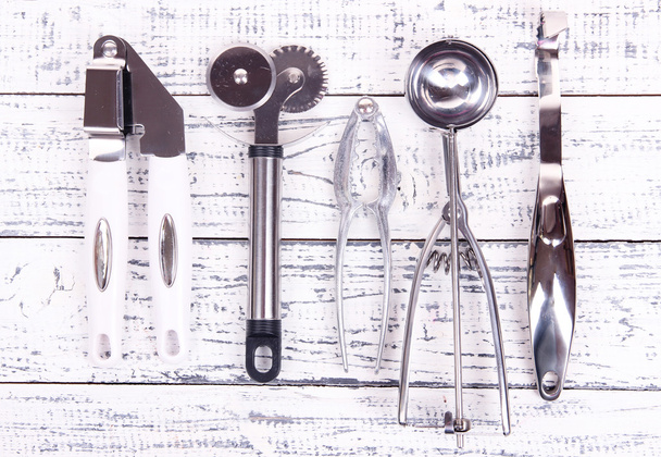 Metal kitchen utensils on table close-up - Foto, afbeelding