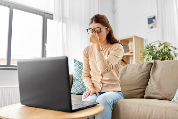 donna stanca con computer portatile che lavora a casa ufficio - Foto, immagini