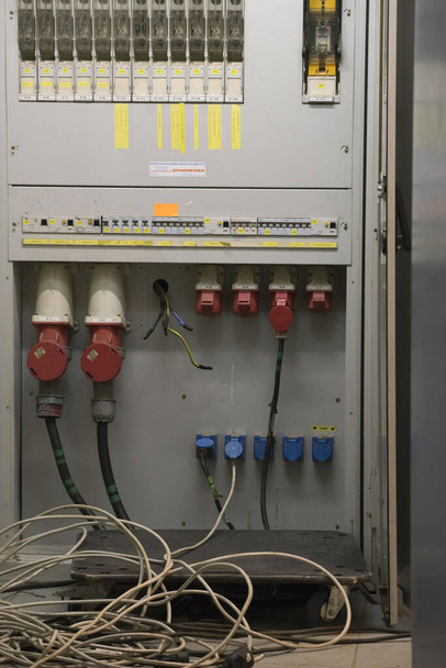 elektrische verdeelplaat en zekeringen als onderdeel van een elektrisch voedingssysteem - Foto, afbeelding