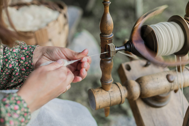 女性の伝統的な羊毛紡績の手. - 写真・画像