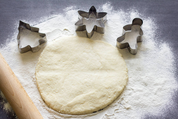 Friss tejeskalács tészta sütéshez Karácsonyi sütemények és számok szeleteléséhez az asztalon.Az ünnep megközelítésének koncepciója. - Fotó, kép