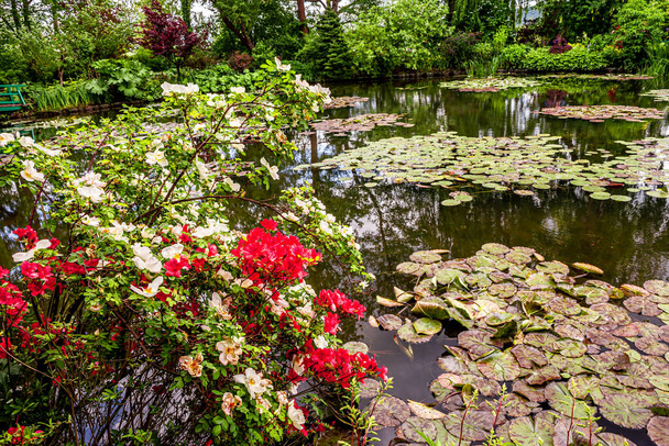 GIVERNY, FRANCIA, 21 DE MAYO DE 2015: jardines y estanques impresionistas de Claude Monet en Giverny, Normandía, Francia - Foto, imagen