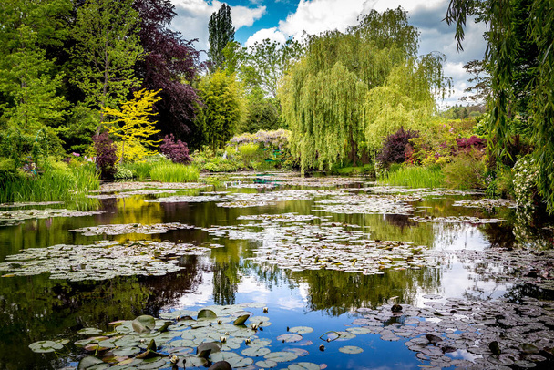 GIVERNY,フランス, 2015年5月21日:フランス、ノルマンディーのクロード・モネの印象派の庭園と池 - 写真・画像