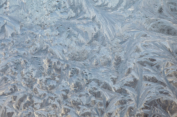 Hermoso primer plano invierno ventana panel recubierto brillante helada patrones - Foto, Imagen