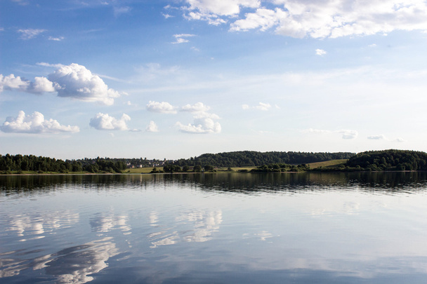 Nubes reflejadas en el lago
 - Foto, Imagen