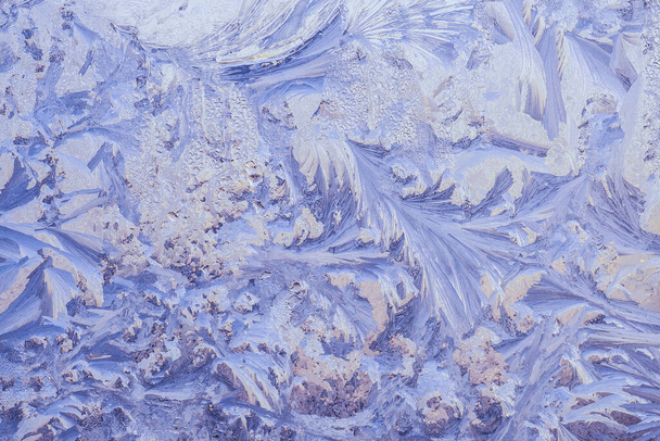 Piękne zbliżenie Okno zimowe Pane pokryte błyszczące lodowe wzory mróz - Zdjęcie, obraz