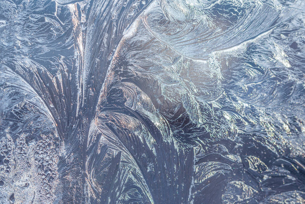 Schöne Nahaufnahme Winter Fensterscheibe Beschichtet Glänzend Eisig Frost Muster - Foto, Bild