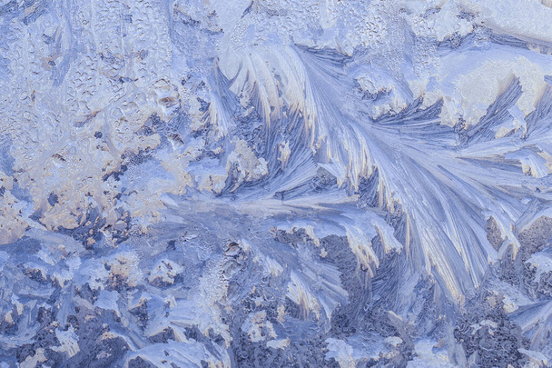 Mooie Closeup Winter Window Pane gecoate glanzende ijsvorst patronen - Foto, afbeelding