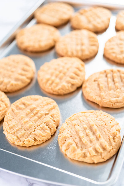 Biscoitos de manteiga de amendoim recém-assados em uma assadeira. - Foto, Imagem