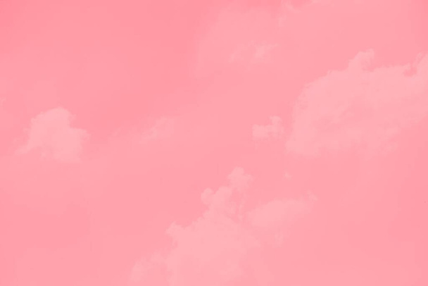 Pastel roze lucht achtergrond met wazig wolken - Foto, afbeelding