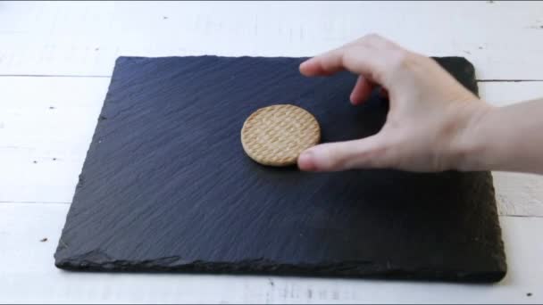 Cookie που μετατρέπεται σε ψίχουλα αγγίζοντάς το με ένα δάχτυλο - Πλάνα, βίντεο