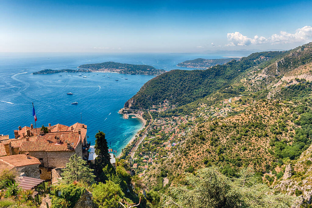 Scenic view over the coastline of the French Riviera near the town of Eze, iconic village near the city of Nice, Cote d'Azur, France - Foto, Imagen