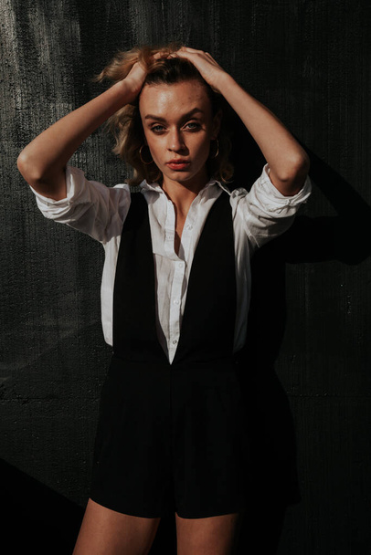 portré egy gyönyörű divat szőke nő egy fehér ing és fekete rövidnadrág - Fotó, kép