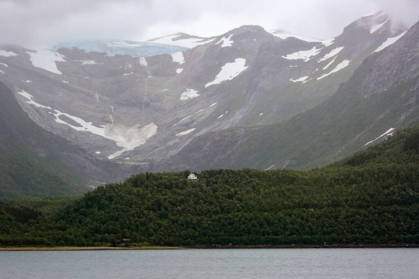 Holandfjord στην περιοχή του παγετώνα Svartisen (μαύρος πάγος) κατά τη διάρκεια της καλοκαιρινής ομιχλώδους ημέρας  - Φωτογραφία, εικόνα