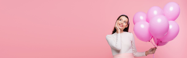 boldog fiatal csinos terhes nő lufikkal elszigetelt rózsaszín, banner - Fotó, kép