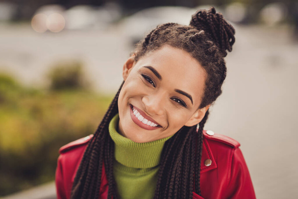 Fénykép a fiatal vonzó, vidám afro amerikai barna haj nő boldog pozitív mosoly élvezze a szabadidő séta - Fotó, kép