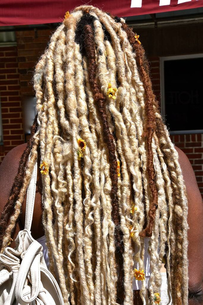 Una chica afroamericana muestra su peinado de moda en trenzas tejidas - Foto, imagen