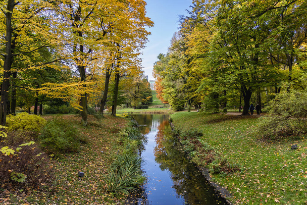 Canal em Lazienki - Royal Baths Park em Varsóvia, capital da Polônia, vista com palácio Belvedere - Foto, Imagem