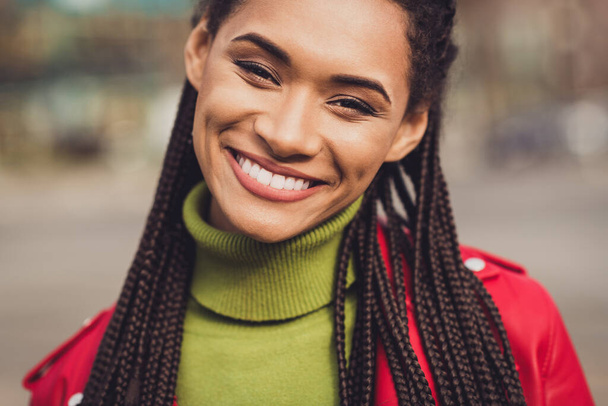 Foto recortada de jovem atraente alegre afro mulher feliz positivo dente sorriso bom humor fim de semana outono ao ar livre - Foto, Imagem