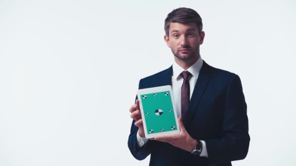 obchodník ukazuje na digitální tablet s ilustrací izolovanou na bílém - Záběry, video