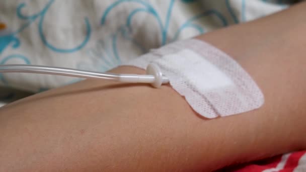 Tubo de plástico iv para mujer mano en cama de hospital - Metraje, vídeo