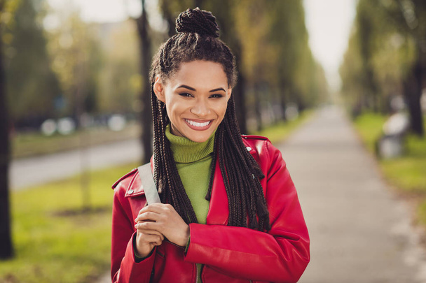 Kuva nuori houkutteleva afro amerikkalainen nainen onnellinen positiivinen hymy nauttia syksyllä kävellä puisto viikonloppuna kulumista nahkatakki - Valokuva, kuva