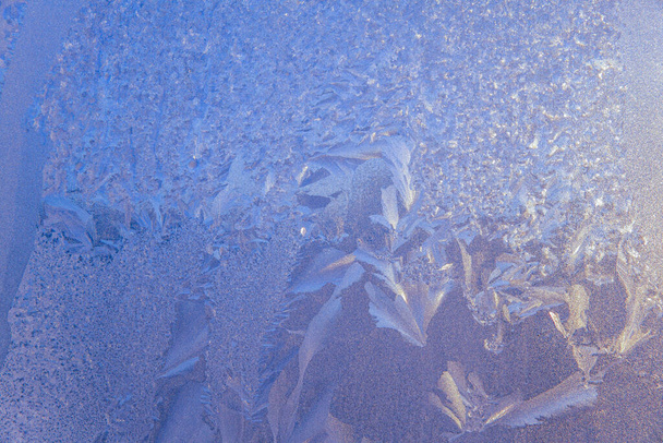 Mooie Closeup Winter Window Pane gecoate glanzende ijsvorst patronen - Foto, afbeelding