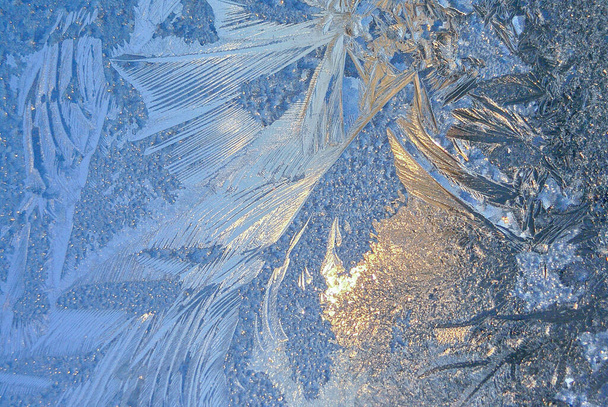 Красивый крупным планом Зимнее окно с покрытием блестящий ледяной лед узоры - Фото, изображение