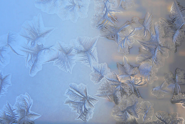 Hermoso primer plano invierno ventana panel recubierto brillante helada patrones - Foto, imagen