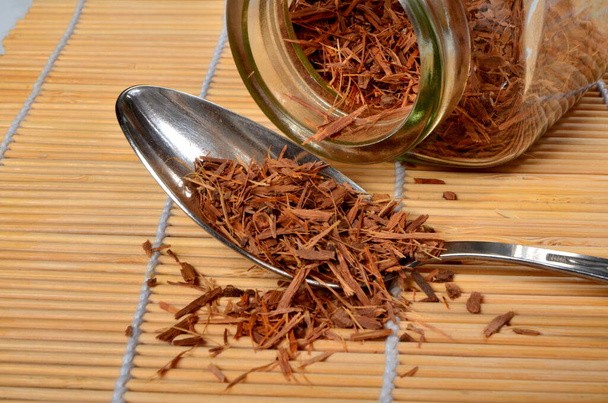 Catuaba ugat egy fém kanállal. Természetes gyógynövény tea Catuaba fa kéreg, brazil afrodiziákum - Fotó, kép