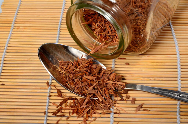 Kora Catuaba w metalowej łyżce. Naturalna herbata ziołowa z kory drzewa Catuaba, afrodyzjak brazylijski - Zdjęcie, obraz