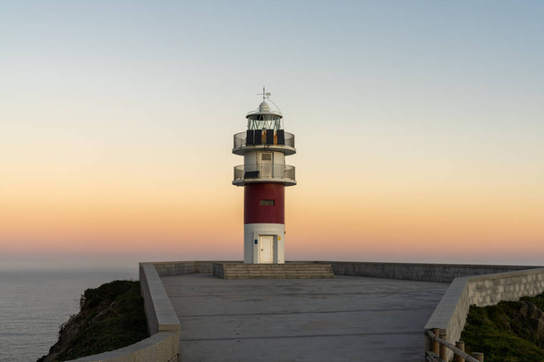Gündoğumunda Galiçya sahilindeki Cabo Ortegal deniz feneri. - Fotoğraf, Görsel