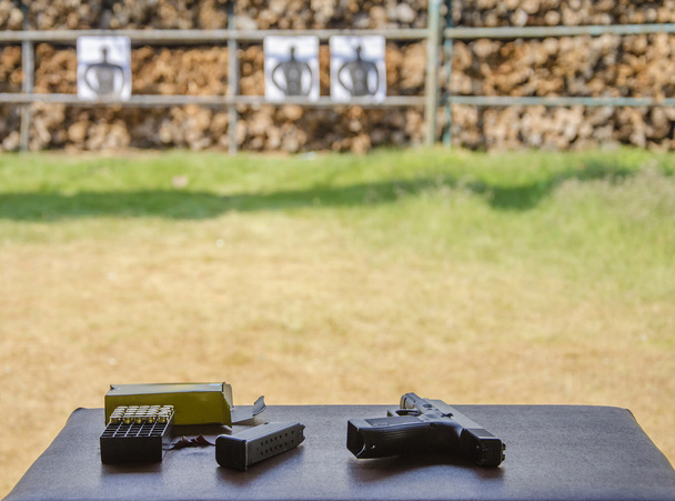 venkovní zbraň střílí na střelnici - Fotografie, Obrázek