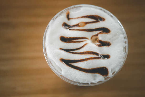 Köstlicher eisgekühlter Mokkakaffee mit schöner Kunst auf Milchschaum dekoriert - Foto, Bild
