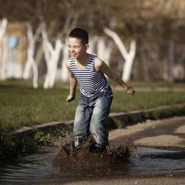 little boy jumping in puddle - Valokuva, kuva
