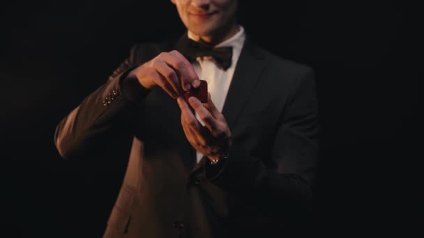 Обрезанный вид молодого человека в футляре для открытия костюма с кольцом, изолированным на черном  - Кадры, видео